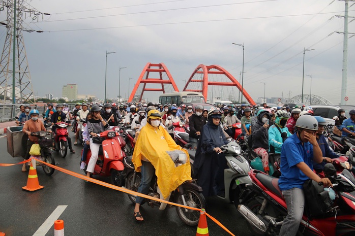Người dân TP HCM bất ngờ với việc đóng lối cầu Bình Lợi, tuy nhiên kẹt quá nên mở ra- Ảnh 4. Người dân TP HCM bất ngờ với việc đóng lối cầu Bình Lợi, tuy nhiên kẹt quá nên mở ra- Ảnh 4.