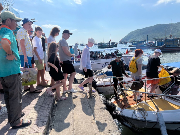 Bắt đầu v&agrave;o m&ugrave;a lễ hội - Ảnh 1.