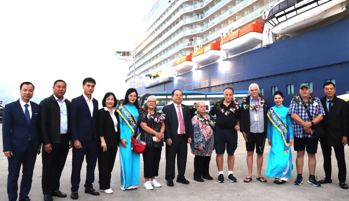 Hơn 3.000 kh&aacute;ch du lịch t&agrave;u biển "x&ocirc;ng đất" Quảng Ninh đầu năm - Ảnh 3.