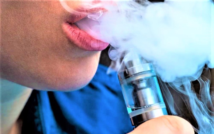 H&uacute;t, chứa chấp người d&ugrave;ng thuốc l&aacute; điện tử bị phạt tới 10 triệu đồng - Ảnh 1.