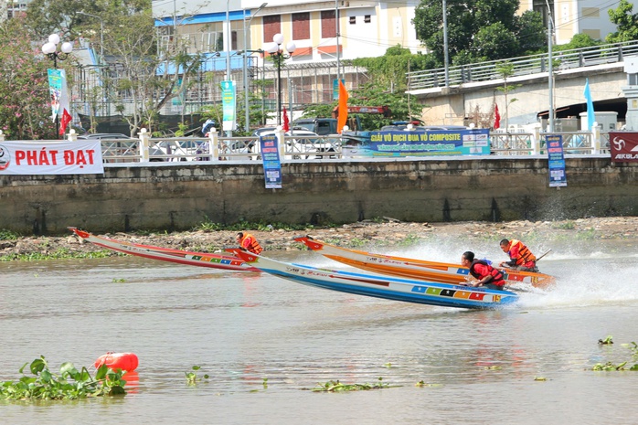 S&ocirc;ng nước Cần Thơ s&ocirc;i động ng&agrave;y đầu năm với cuộc đua vỏ composite "nghẹt thở" - Ảnh 3.