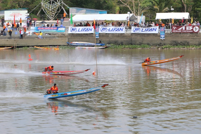 S&ocirc;ng nước Cần Thơ s&ocirc;i động ng&agrave;y đầu năm với cuộc đua vỏ composite "nghẹt thở" - Ảnh 2.