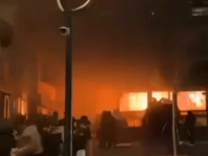 Nổ qu&aacute;n bar đ&ecirc;m giao thừa, nhiều người chết ở Thụy Sĩ - Ảnh 1.