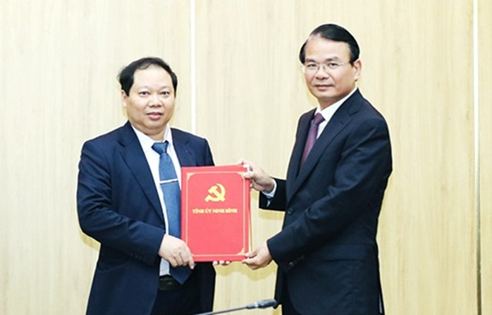 Ninh B&igrave;nh c&ocirc;ng bố quyết định của Ban B&iacute; thư về c&ocirc;ng t&aacute;c c&aacute;n bộ - Ảnh 1.