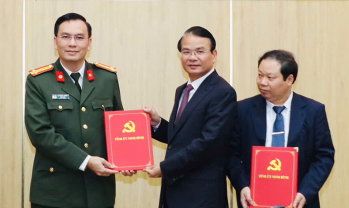 Ninh B&igrave;nh c&ocirc;ng bố quyết định của Ban B&iacute; thư về c&ocirc;ng t&aacute;c c&aacute;n bộ - Ảnh 2.