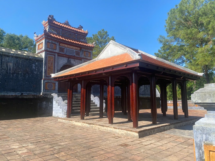 Y&ecirc;u cầu l&agrave;m r&otilde; ng&ocirc;i nh&agrave; rường x&acirc;y dựng tr&aacute;i ph&eacute;p trong lăng vua Thiệu Trị - Ảnh 1.