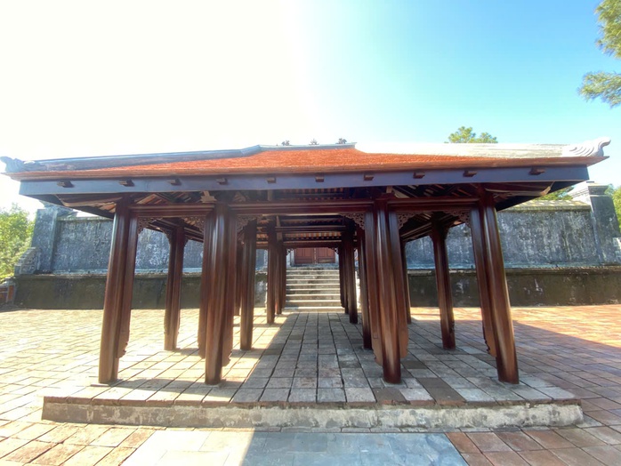 Y&ecirc;u cầu l&agrave;m r&otilde; ng&ocirc;i nh&agrave; rường x&acirc;y dựng tr&aacute;i ph&eacute;p trong lăng vua Thiệu Trị - Ảnh 2.