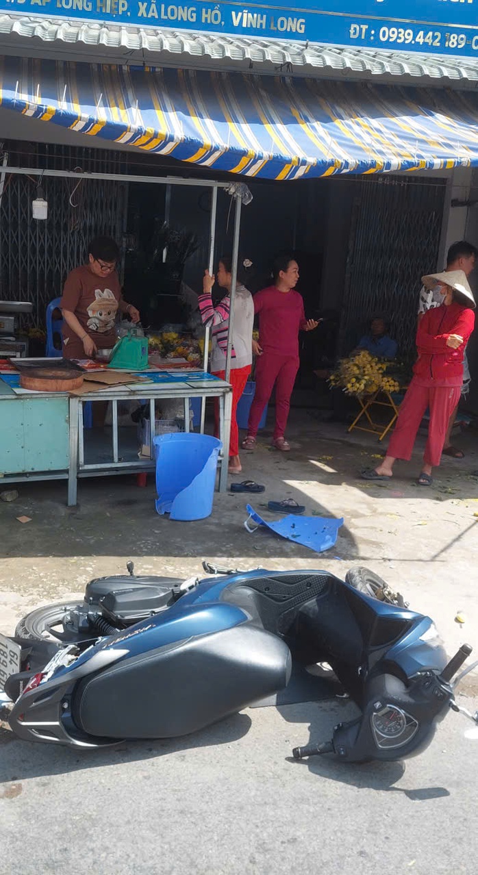 Kinh ho&agrave;ng khoảnh khắc b&aacute;nh xe sơ-mi rơ-mooc bay thẳng v&agrave;o 2 người phụ nữ - Ảnh 1.