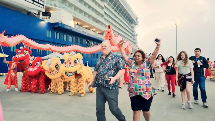 Hơn 3.000 kh&aacute;ch du lịch t&agrave;u biển "x&ocirc;ng đất" Quảng Ninh đầu năm - Ảnh 1.