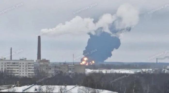 Giao thừa trong tiếng c&ograve;i b&aacute;o động tại Nga v&agrave; Ukraine - Ảnh 1.