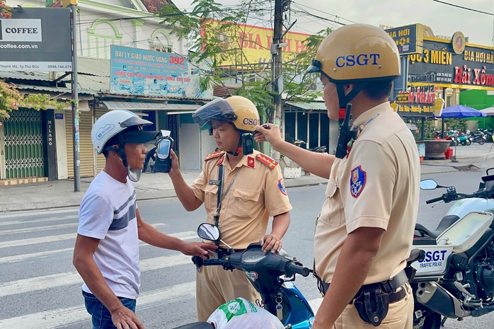 Đi nhậu trong ng&agrave;y đầu năm mới, nam thợ hồ ở  bị phạt 9 triệu - Ảnh 1.