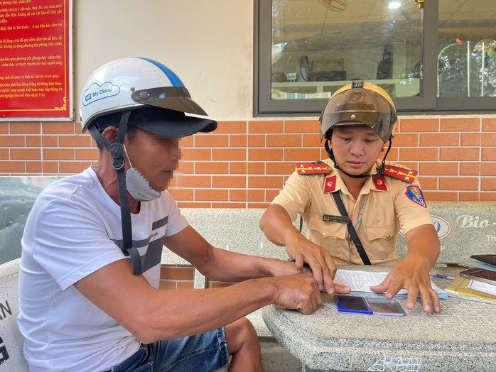 Đi nhậu trong ng&agrave;y đầu năm mới, nam thợ hồ ở  bị phạt 9 triệu - Ảnh 2.