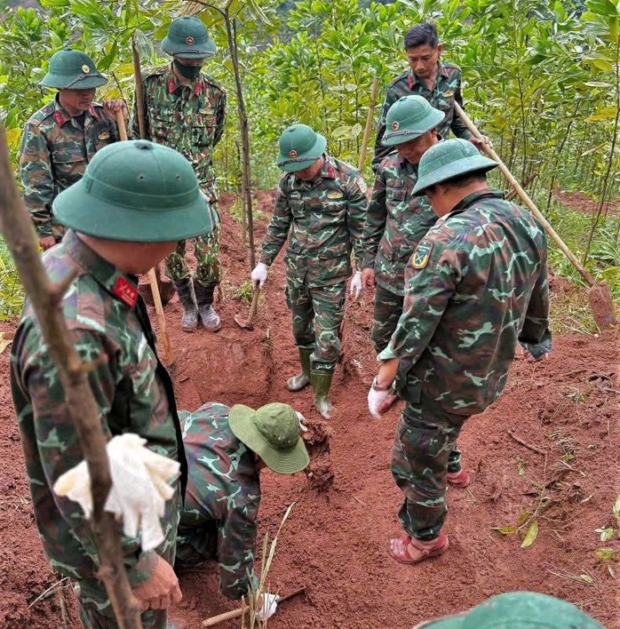 Xúc động hình ảnh di vật vừa được tìm thấy cùng 2 hài cốt liệt sĩ - Ảnh 1. Xúc động hình ảnh di vật vừa được tìm thấy cùng 2 hài cốt liệt sĩ - Ảnh 1.