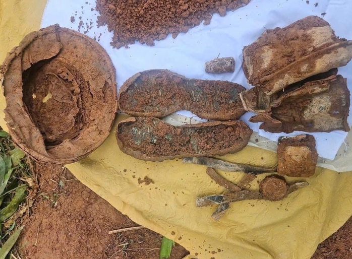 Xúc động hình ảnh di vật vừa được tìm thấy cùng 2 hài cốt liệt sĩ - Ảnh 2. Xúc động hình ảnh di vật vừa được tìm thấy cùng 2 hài cốt liệt sĩ - Ảnh 2.