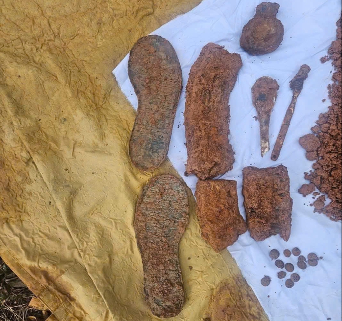 Xúc động hình ảnh di vật vừa được tìm thấy cùng 2 hài cốt liệt sĩ - Ảnh 1.