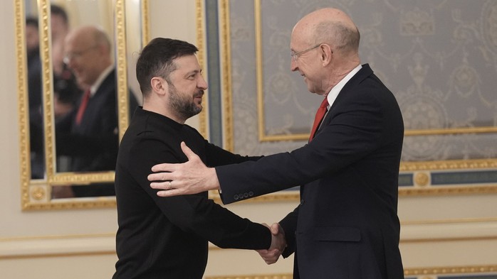 Anh b&agrave;n giao th&ecirc;m kh&iacute; t&agrave;i, l&ecirc;n kế hoạch đưa binh sĩ đến Ukraine - Ảnh 1.