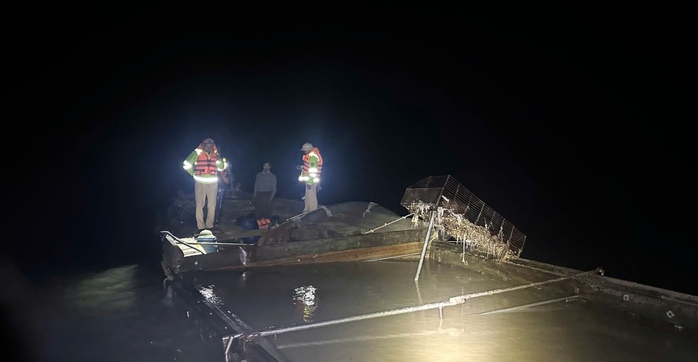 Cảnh s&aacute;t bắt quả tang người phụ nữ khai th&aacute;c c&aacute;t tr&aacute;i ph&eacute;p tr&ecirc;n s&ocirc;ng Nhật Lệ - Ảnh 1.