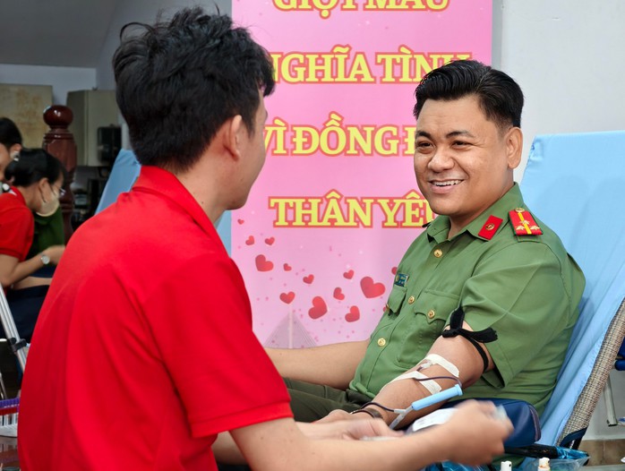 Tinh thần "cho đi" của một đảng vi&ecirc;n - Ảnh 1.