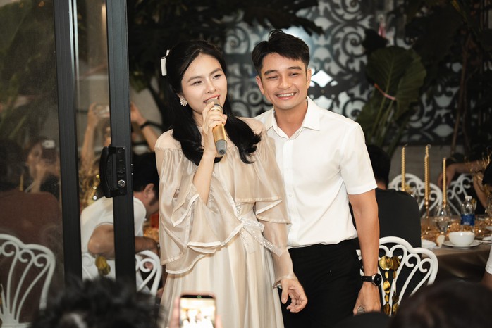 V&acirc;n Trang hạnh ph&uacute;c b&ecirc;n chồng con trong "đ&aacute;m cưới đồng" - Ảnh 4.