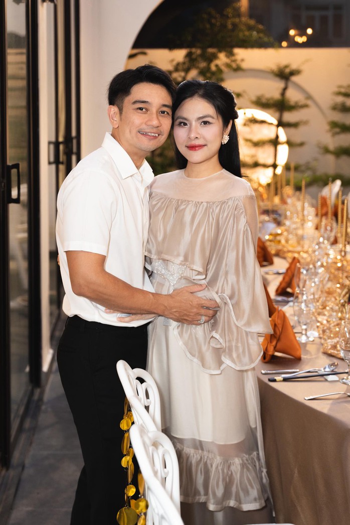 V&acirc;n Trang hạnh ph&uacute;c b&ecirc;n chồng con trong "đ&aacute;m cưới đồng" - Ảnh 1.
