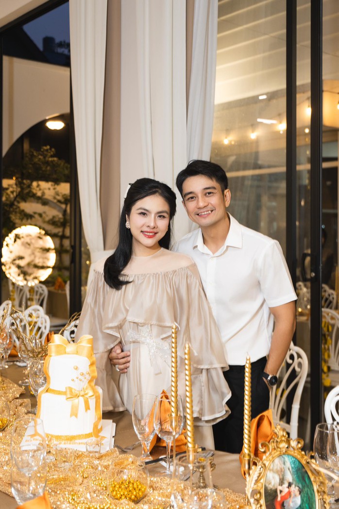 V&acirc;n Trang hạnh ph&uacute;c b&ecirc;n chồng con trong "đ&aacute;m cưới đồng" - Ảnh 2.