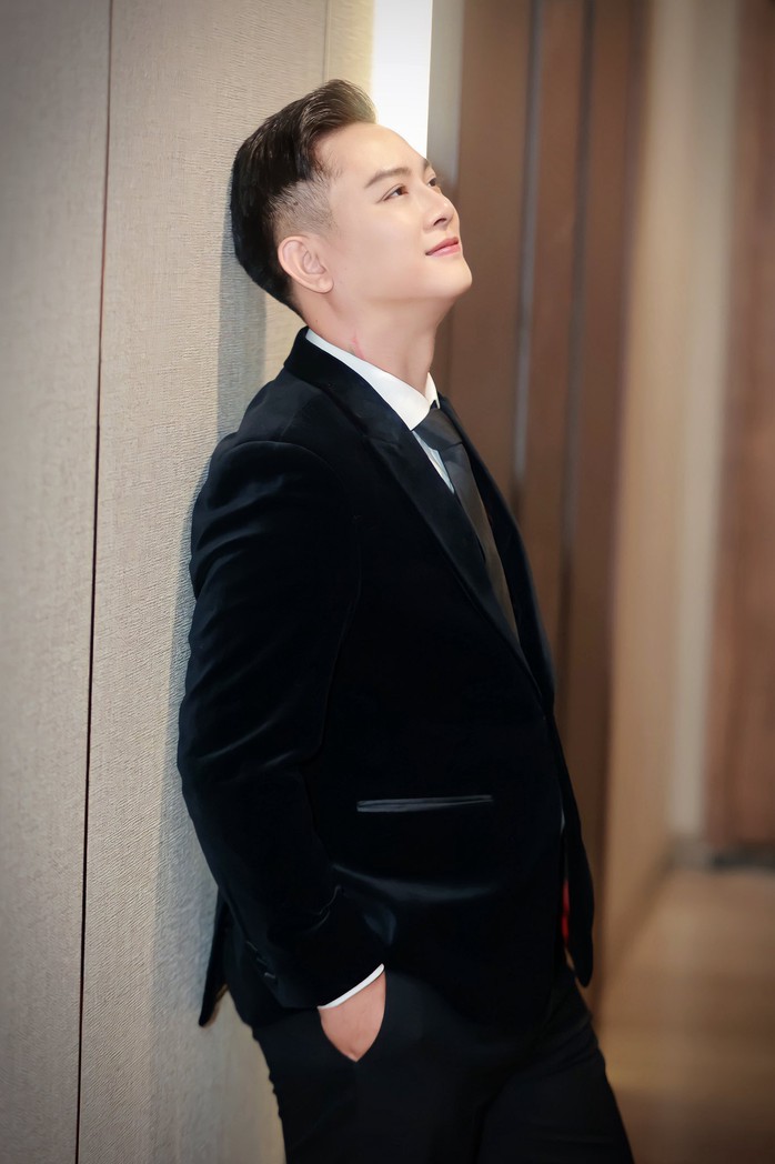 Ho&agrave;i L&acirc;m h&aacute;t nhạc phim "Chiến Nam: Ve sầu tho&aacute;t x&aacute;c" - Ảnh 2.