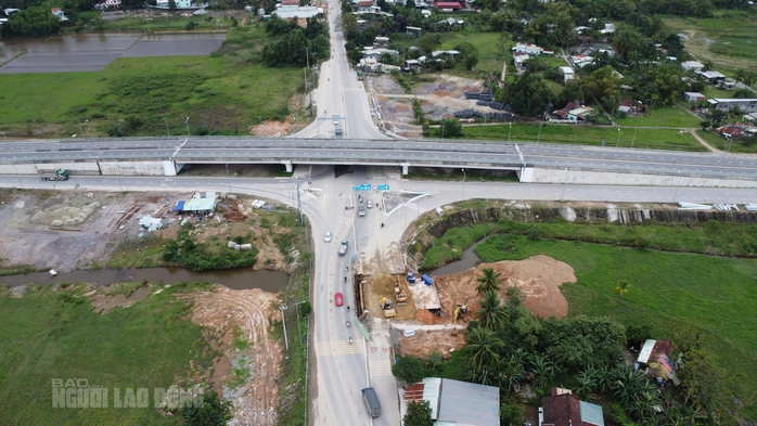 Đà Nẵng thi công cải tạo Quốc lộ 14B chậm tiến độ và ảnh hưởng an toàn giao thông - Ảnh 1. Đà Nẵng thi công cải tạo Quốc lộ 14B chậm tiến độ và ảnh hưởng an toàn giao thông - Ảnh 1.