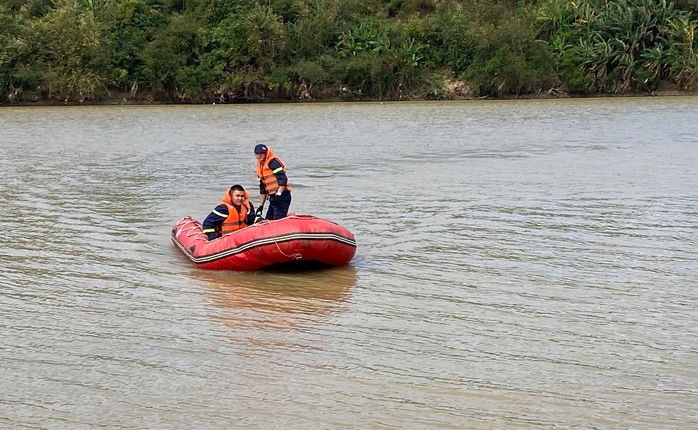 Tìm kiếm nam sinh viên nghi nhảy cầu Sêrêpốk tự tử - Ảnh 2.