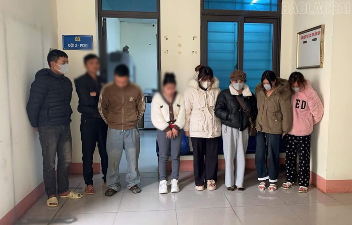 Bắt quả tang 4 cặp nam nữ đang hiện h&agrave;nh vi mua b&aacute;n d&acirc;m - Ảnh 1.