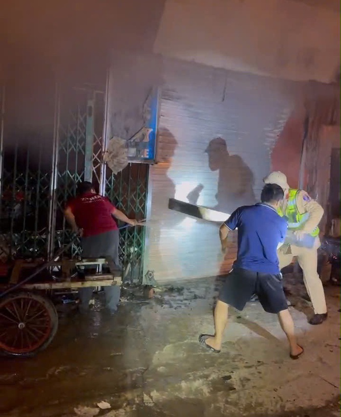 VIDEO: CSGT ph&aacute; cửa cứu 11 người tho&aacute;t khỏi đ&aacute;m ch&aacute;y trong đ&ecirc;m - Ảnh 1.