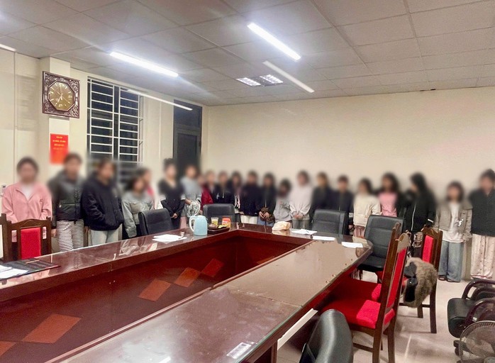 Giải cứu 21 c&ocirc; g&aacute;i trẻ khi triệt ph&aacute; đường d&acirc;y &ldquo;n&uacute;p b&oacute;ng&rdquo; qu&aacute;n karaoke, massage - Ảnh 1.