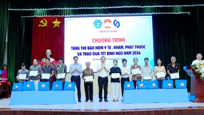 Tặng thẻ BHYT, qu&agrave; Tết cho 100 hộ d&acirc;n kh&oacute; khăn tại x&atilde; Hồ Tr&agrave;m - Ảnh 1.