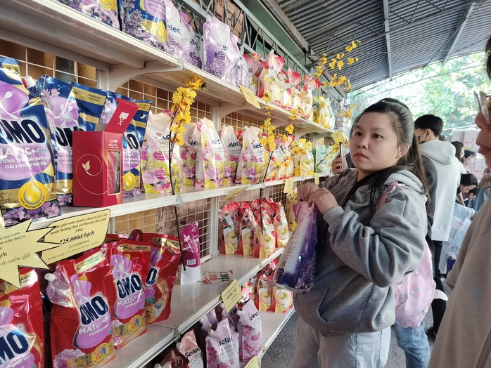 Hỗ trợ người lao động mua sắm Tết tại "Điểm ph&uacute;c lợi đo&agrave;n vi&ecirc;n" - Ảnh 1.