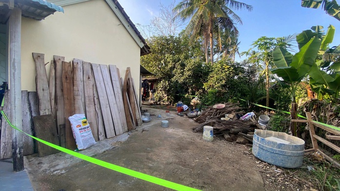 Đập gõ bom bi còn sót sau chiến tranh để lấy phế liệu, 2 phụ nữ tử vong - Ảnh 1.