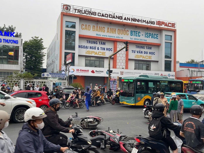 Nguy&ecirc;n nh&acirc;n t&agrave;i xế t&ocirc;ng loạt xe m&aacute;y tại giao lộ TPHCM - Ảnh 1.