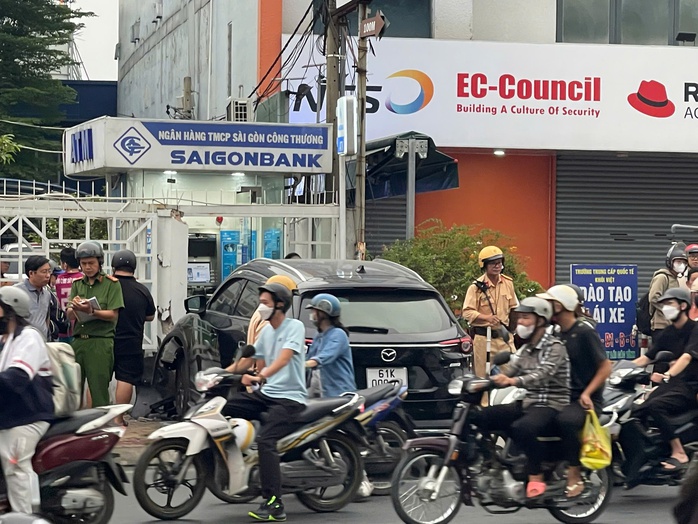 Nguy&ecirc;n nh&acirc;n t&agrave;i xế t&ocirc;ng loạt xe m&aacute;y tại giao lộ TPHCM - Ảnh 2.