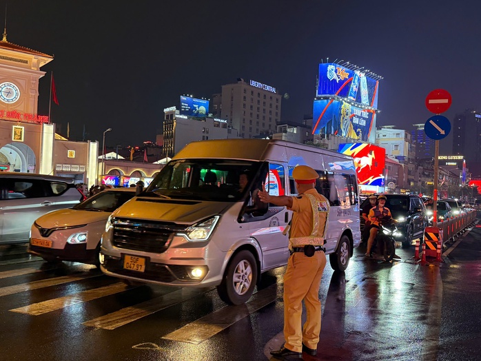 Từ nay đến Tết, CSGT TPHCM tăng cường xử l&yacute; t&igrave;nh trạng "xe d&ugrave;, bến c&oacute;c" - Ảnh 2.