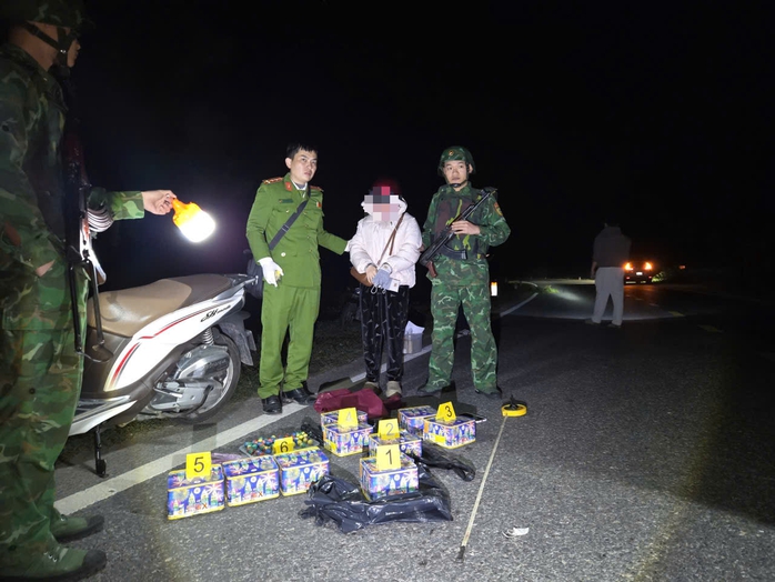 Ph&aacute;t hiện người phụ nữ vận chuyển ph&aacute;o tr&aacute;i ph&eacute;p trong đ&ecirc;m tuần tra - Ảnh 1.