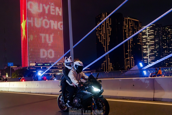 VIDEO: &ldquo;Cơn sốt&rdquo; quay phim c&ugrave;ng m&ocirc; t&ocirc; ph&acirc;n khối lớn tr&ecirc;n cầu Ba Son - Ảnh 1.