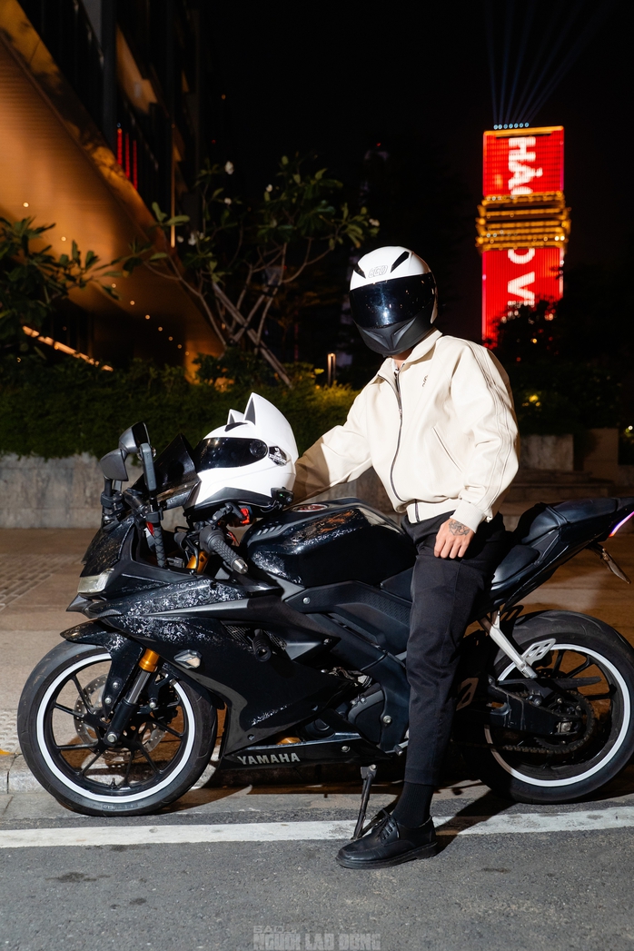 VIDEO: &ldquo;Cơn sốt&rdquo; quay phim c&ugrave;ng m&ocirc; t&ocirc; ph&acirc;n khối lớn tr&ecirc;n cầu Ba Son - Ảnh 2.