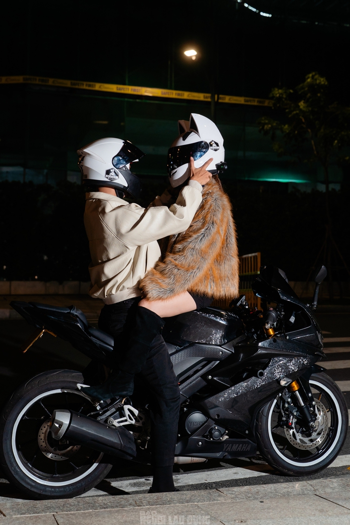 VIDEO: &ldquo;Cơn sốt&rdquo; quay phim c&ugrave;ng m&ocirc; t&ocirc; ph&acirc;n khối lớn tr&ecirc;n cầu Ba Son - Ảnh 4.