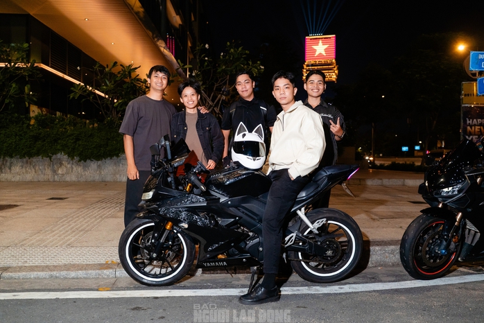 VIDEO: &ldquo;Cơn sốt&rdquo; quay phim c&ugrave;ng m&ocirc; t&ocirc; ph&acirc;n khối lớn tr&ecirc;n cầu Ba Son - Ảnh 5.