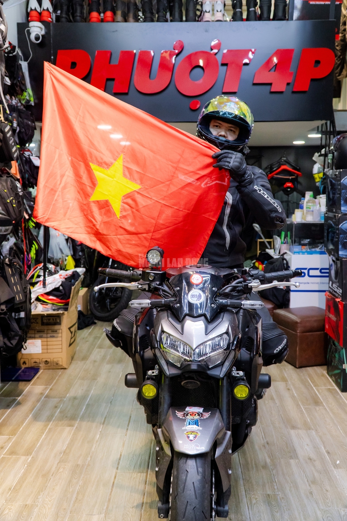 VIDEO: &ldquo;Cơn sốt&rdquo; quay phim c&ugrave;ng m&ocirc; t&ocirc; ph&acirc;n khối lớn tr&ecirc;n cầu Ba Son - Ảnh 6.