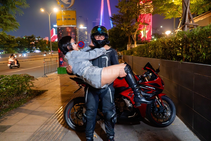 VIDEO: &ldquo;Cơn sốt&rdquo; quay phim c&ugrave;ng m&ocirc; t&ocirc; ph&acirc;n khối lớn tr&ecirc;n cầu Ba Son - Ảnh 7.