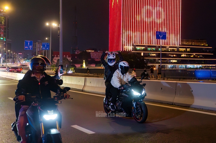 VIDEO: &ldquo;Cơn sốt&rdquo; quay phim c&ugrave;ng m&ocirc; t&ocirc; ph&acirc;n khối lớn tr&ecirc;n cầu Ba Son - Ảnh 9.