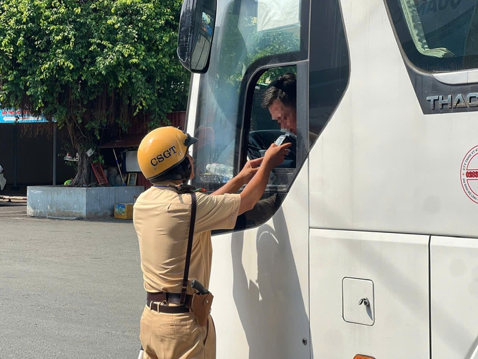 Từ nay đến Tết, CSGT TPHCM tăng cường xử l&yacute; t&igrave;nh trạng "xe d&ugrave;, bến c&oacute;c" - Ảnh 1.