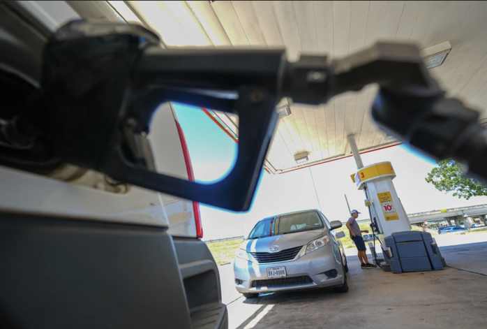 Quyền lực "v&agrave;ng đen": Huyết mạch kinh tế - Ảnh 2.