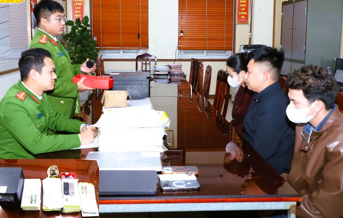 Tạm giữ h&igrave;nh sự 3 đối tượng l&agrave;m giả t&agrave;i liệu của cơ quan, tổ chức - Ảnh 1.