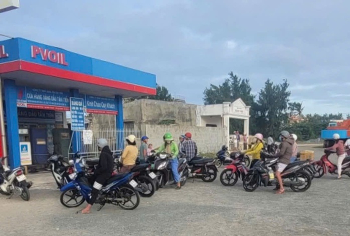 Kho xăng dự trữ Ph&uacute; Qu&yacute; cạn, t&agrave;u từ Vũng T&agrave;u kịp thời tiếp ứng - Ảnh 1.