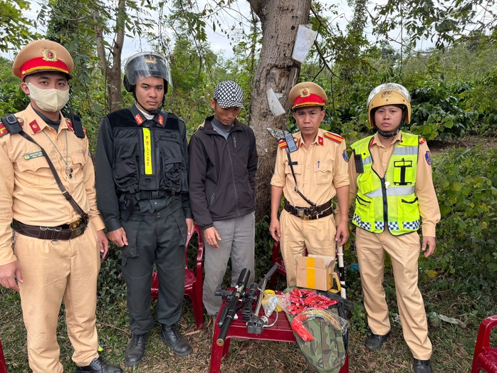 T&agrave;i xế xe đầu k&eacute;o bị ph&aacute;t hiện mang theo s&uacute;ng đạn nguy hiểm - Ảnh 1.